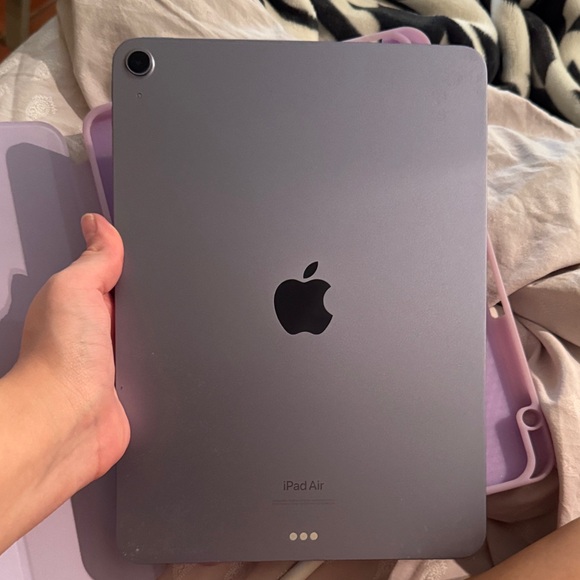 Apple iPad Air - Sleek Gray Finish - Picture 1 of 4